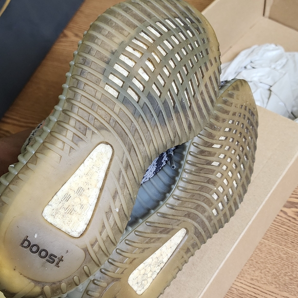 Used Great Condition .. Yeezy Boost 350 V2 Sneakers - Picture 4 of 4